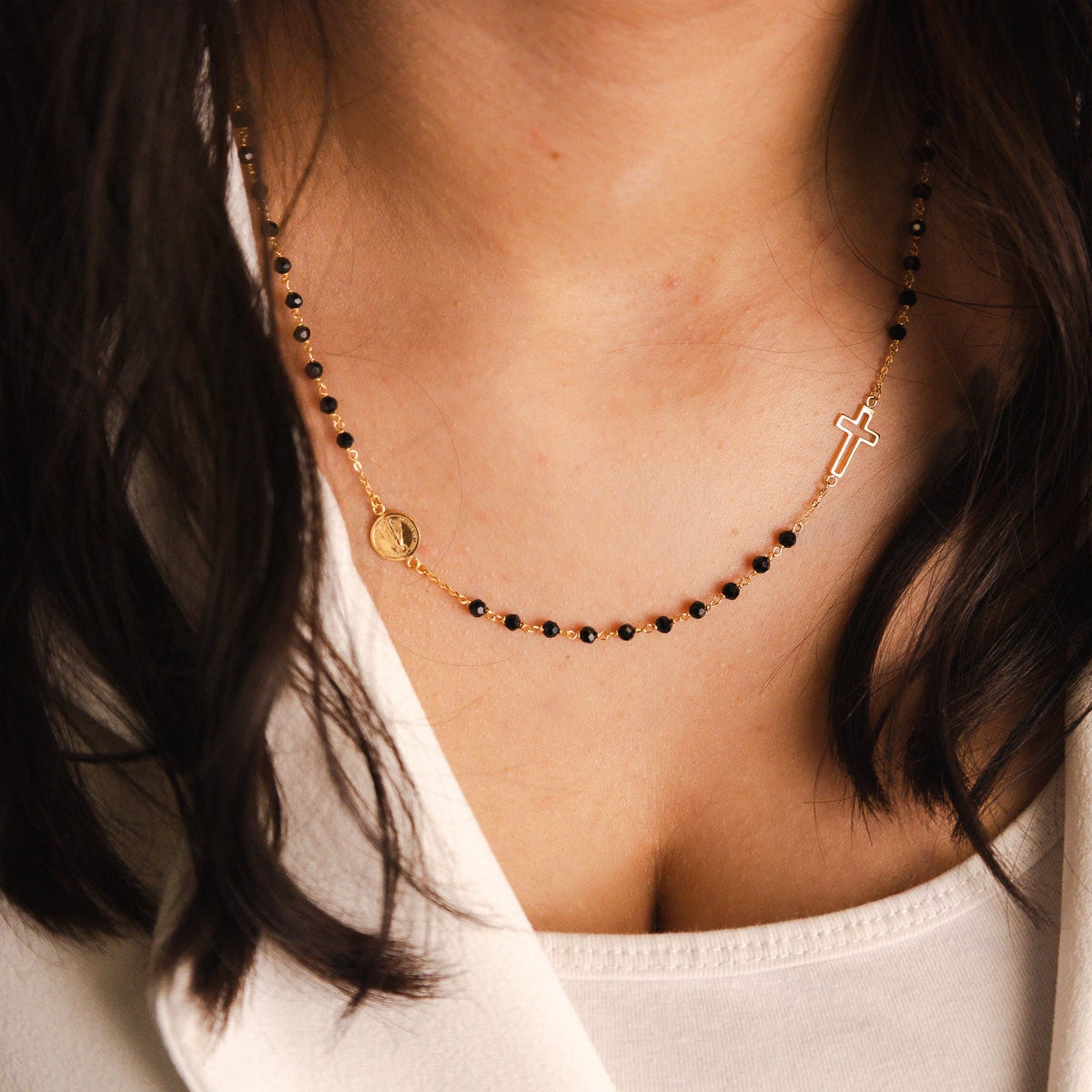 Elegante rosário em Ouro de 19 quilates composto por delicadas contas pretas facetadas - Loja do Ouro