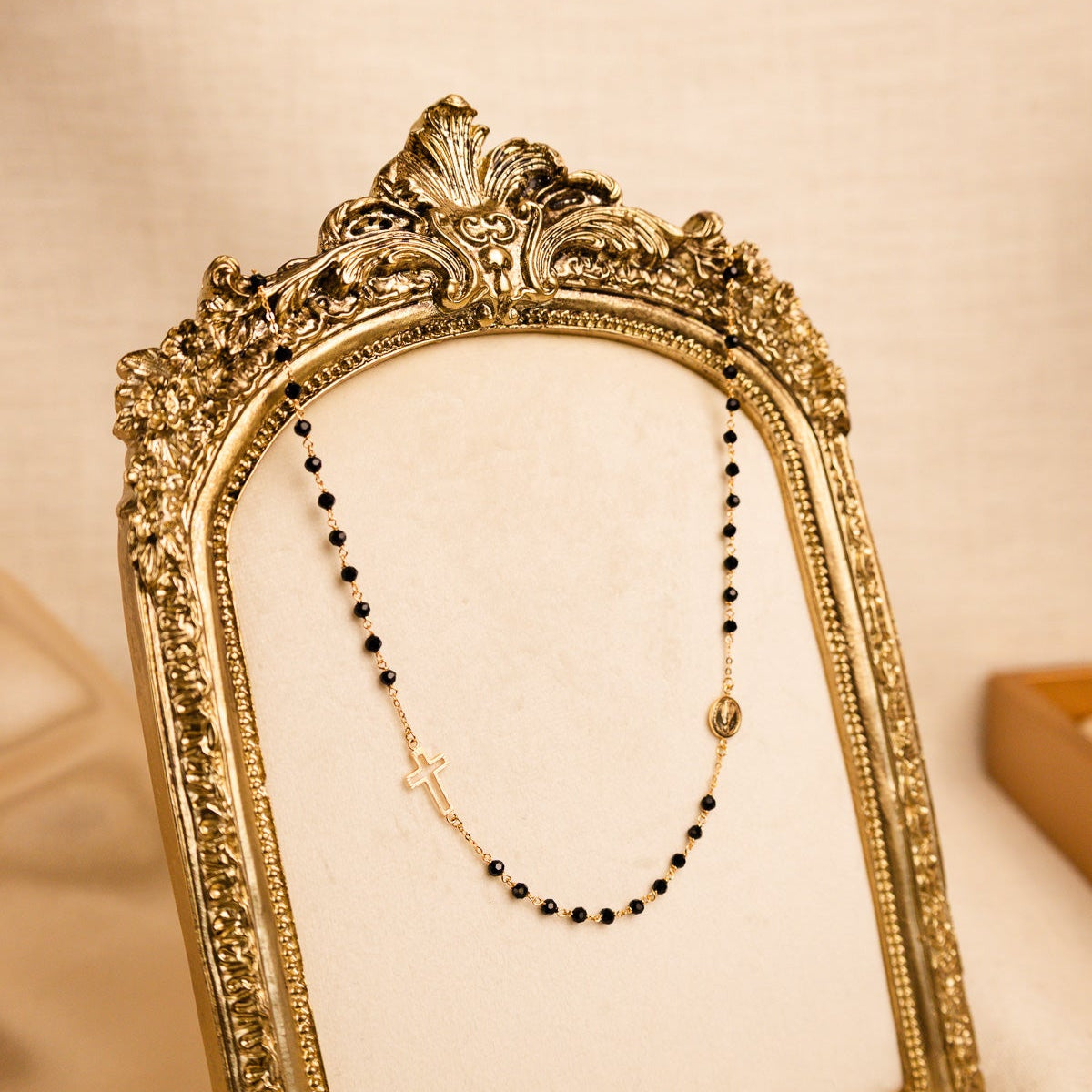 Elegante rosário em Ouro de 19 quilates composto por delicadas contas pretas facetadas - Loja do Ouro