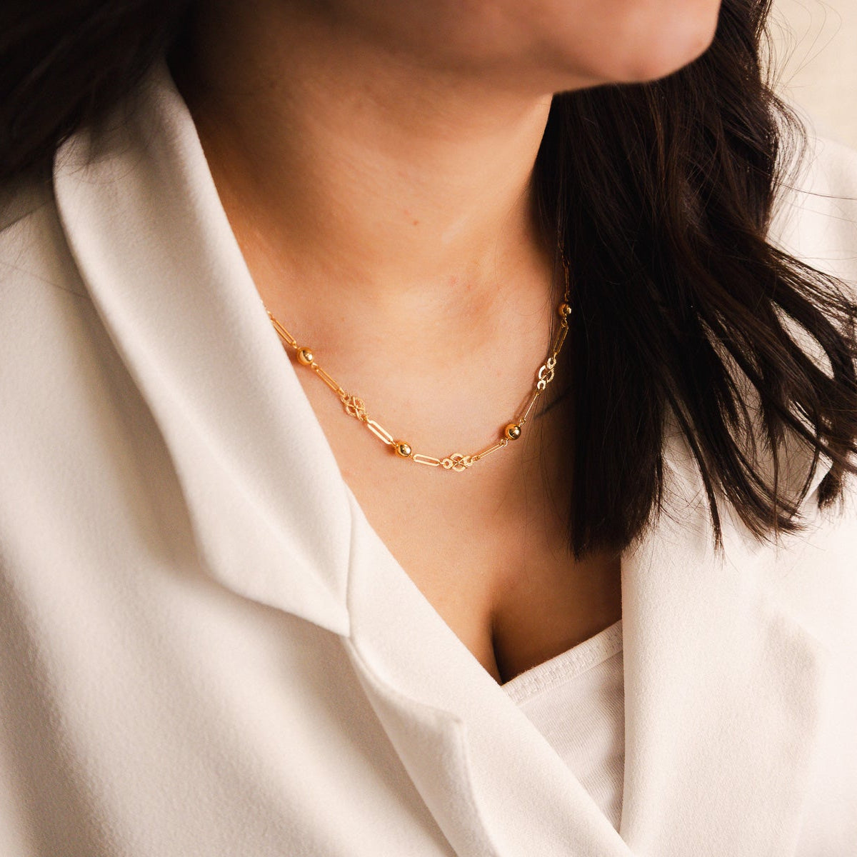 Elegante fio em Ouro de 19 quilates com malha trancelim, caracterizado pela combinação harmoniosa de elos alongados, esferas polidas e delicados elementos trabalhados - Loja do ouro