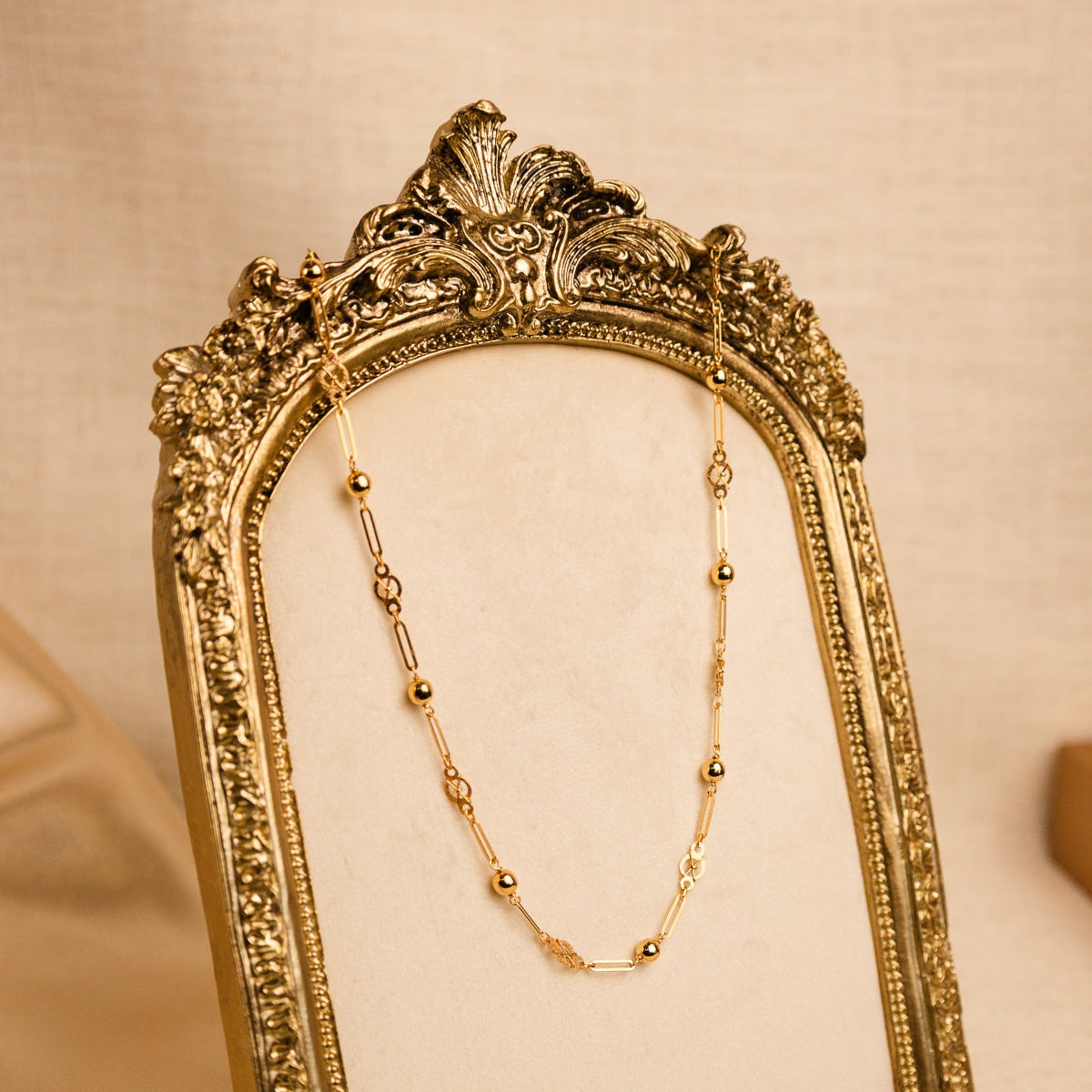 Elegante fio em Ouro de 19 quilates com malha trancelim, caracterizado pela combinação harmoniosa de elos alongados, esferas polidas e delicados elementos trabalhados - Loja do ouro