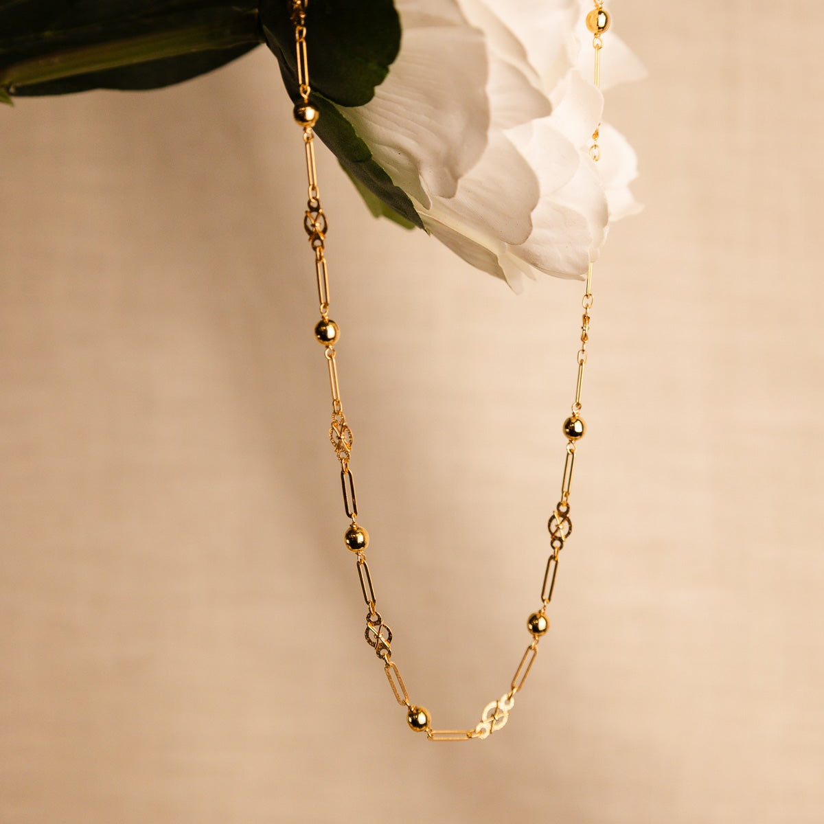 Elegante fio em Ouro de 19 quilates com malha trancelim, caracterizado pela combinação harmoniosa de elos alongados, esferas polidas e delicados elementos trabalhados - Loja do ouro