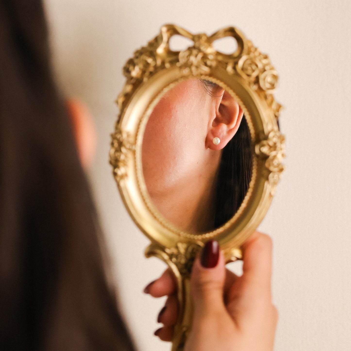 Brincos clássicos em Ouro de 19 quilates com pérola, uma joia intemporal que nunca sai de moda.