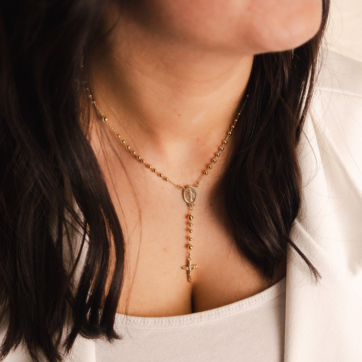 Elegante terço em Ouro de 19 quilates, composto por delicadas esferas polidas que conferem brilho e sofisticação à peça - Loja do Ouro