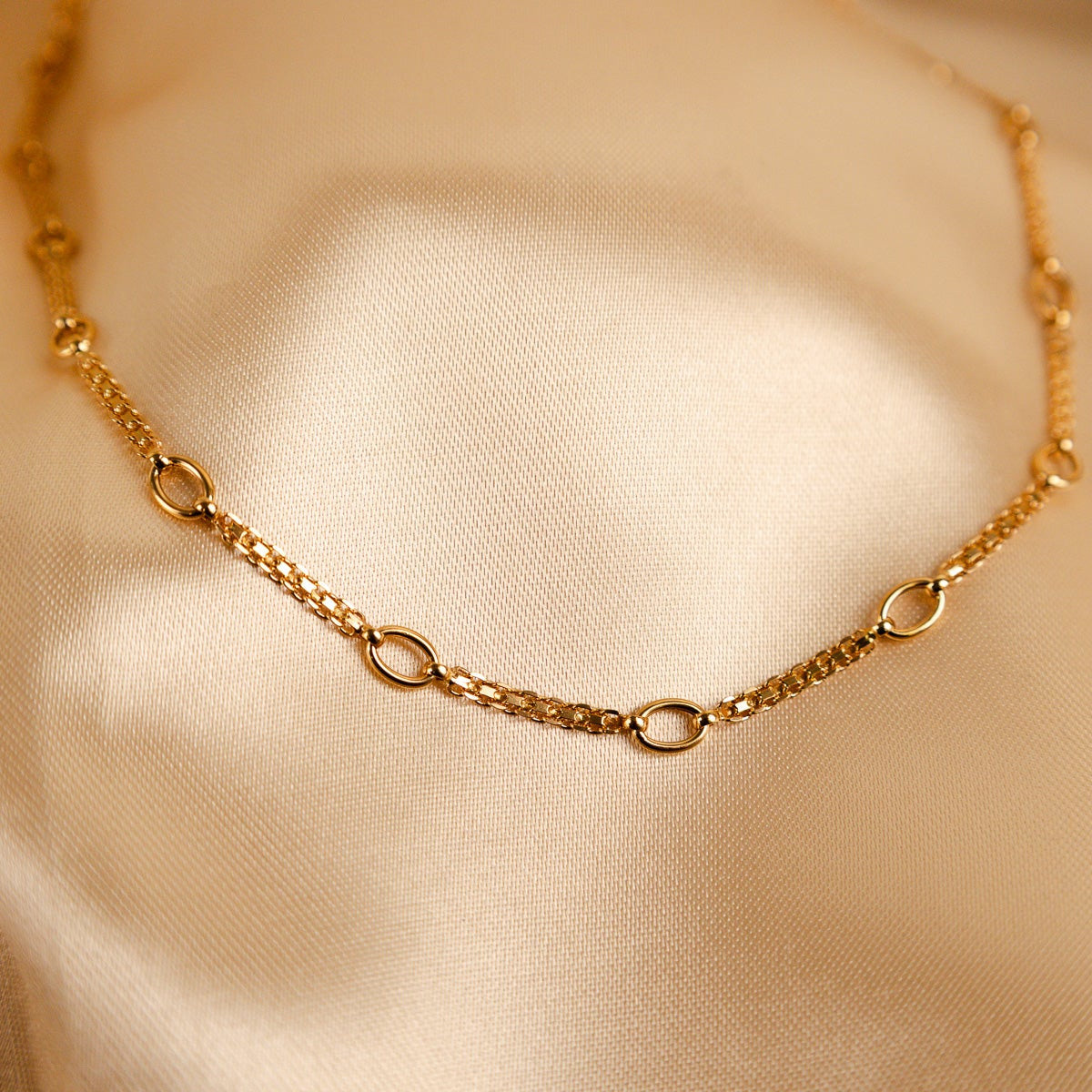 Elegante fio em Ouro de 19 quilates que combina a delicadeza da malha batida com a presença marcante de elos ovais intercalados - Loja do Ouro