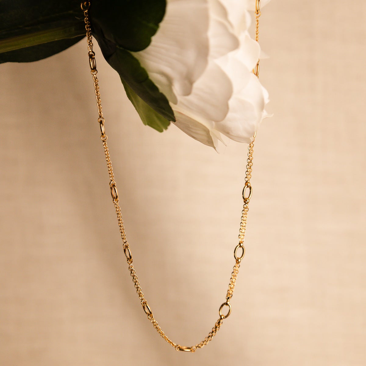 Elegante fio em Ouro de 19 quilates que combina a delicadeza da malha batida com a presença marcante de elos ovais intercalados - Loja do Ouro