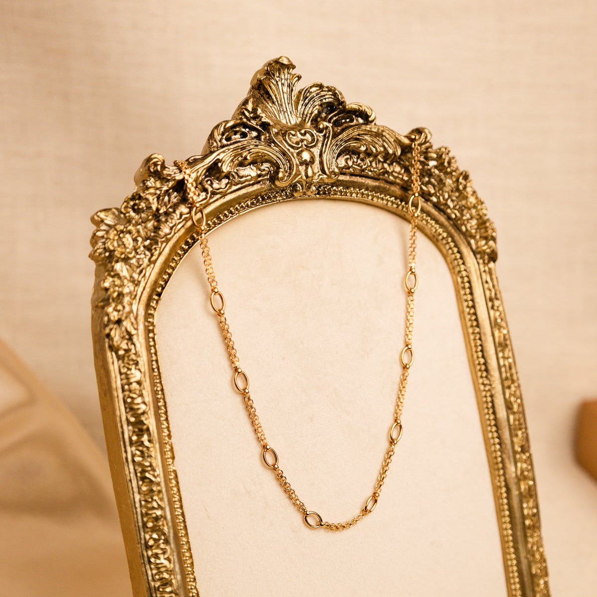 Elegante fio em Ouro de 19 quilates que combina a delicadeza da malha batida com a presença marcante de elos ovais intercalados - Loja do Ouro