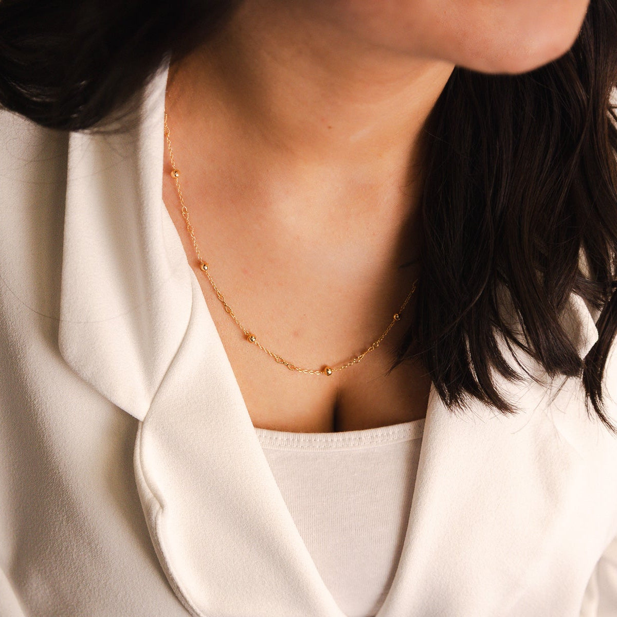 Delicado fio em Ouro de 19 quilates que combina elegância e simbolismo num design moderno e sofisticado - Loja do Ouro