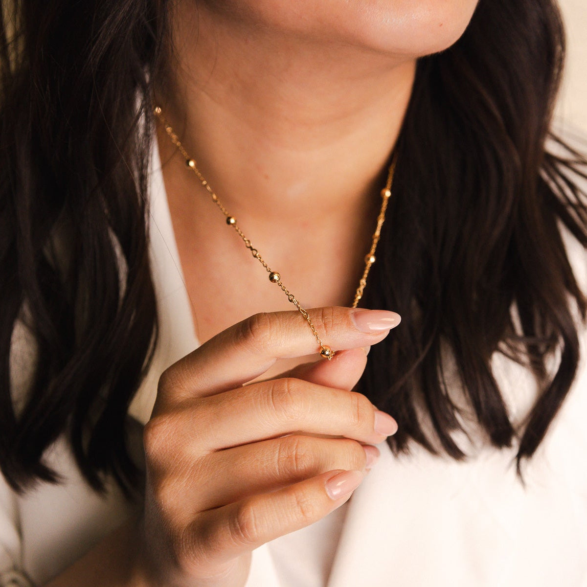 Delicado fio em Ouro de 19 quilates que combina elegância e simbolismo num design moderno e sofisticado - Loja do Ouro