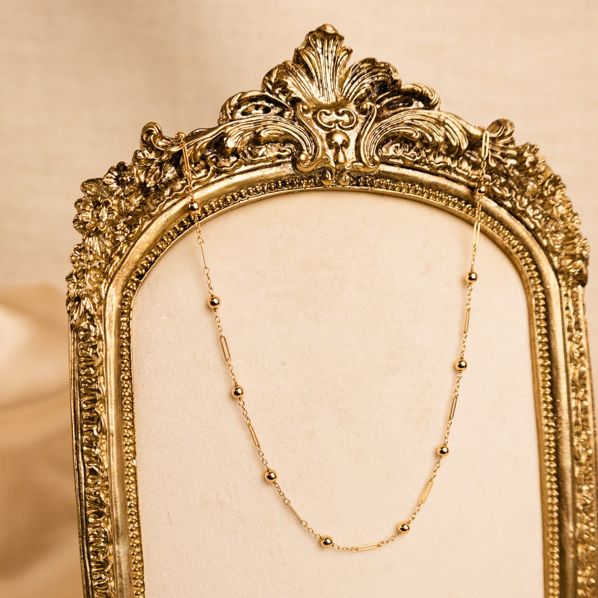 Elegante fio em Ouro de 19 quilates com design delicado e contemporâneo, composto por uma fina corrente intercalada com traves alongadas e esferas polidas - Loja do Ouro