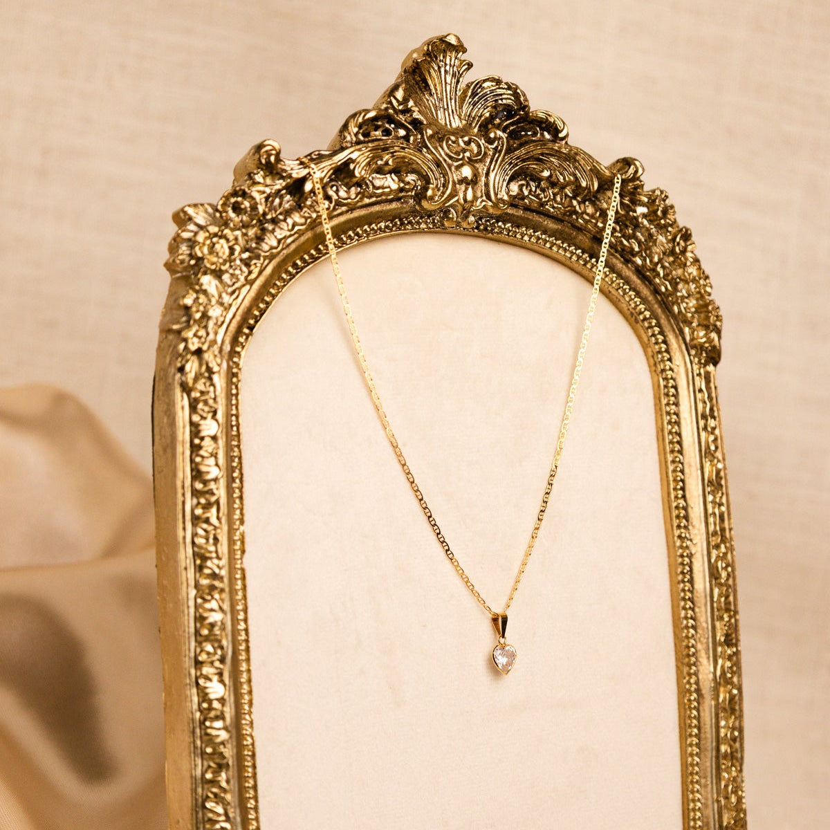 Delicado fio em Ouro de 19 quilates com malha de elos marinheiro, que combina elegância clássica com um toque romântico - Loja do Ouro