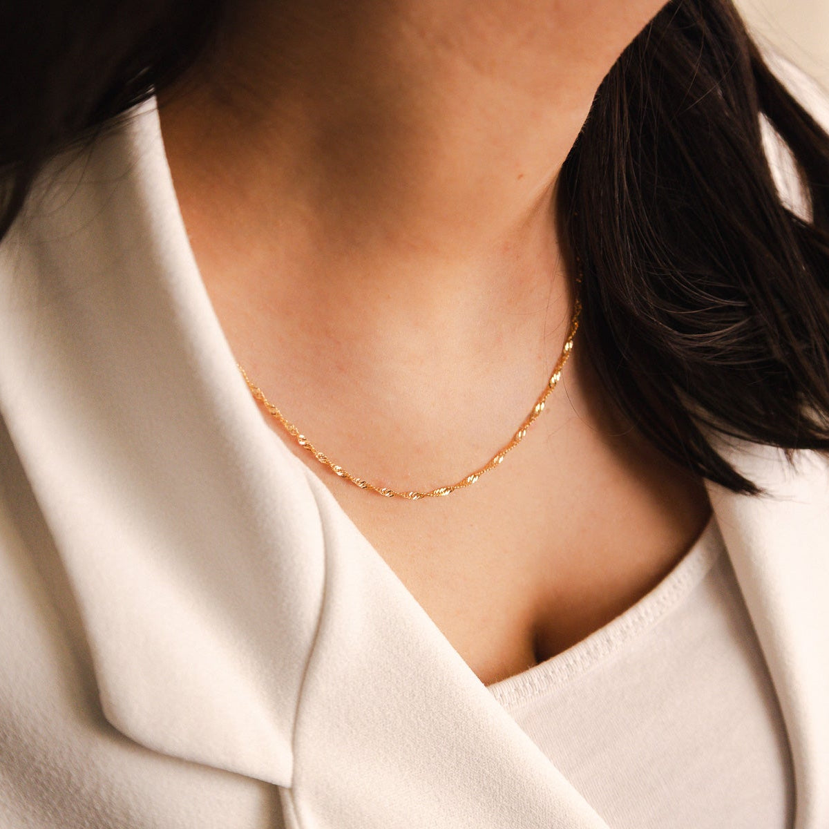 Elegante fio em Ouro de 19 quilates com malha Singapura, caracterizada pelo seu design torcido e entrelaçado que cria um efeito cintilante - Loja do Ouro