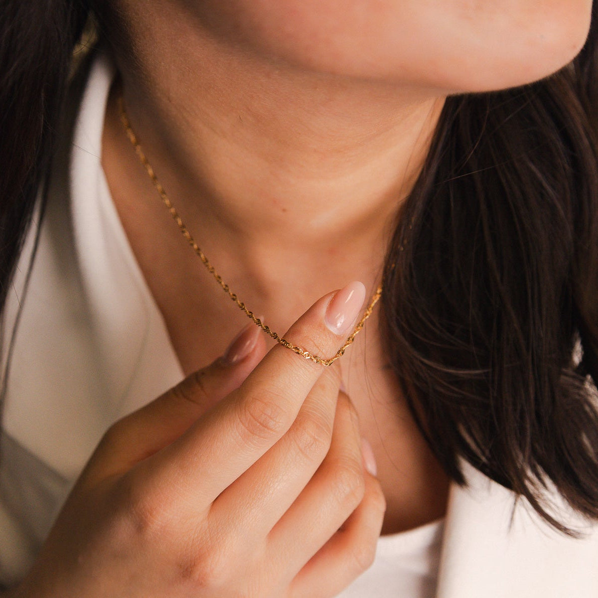 Elegante fio em Ouro de 19 quilates com malha Singapura, caracterizada pelo seu design torcido e entrelaçado que cria um efeito cintilante - Loja do Ouro