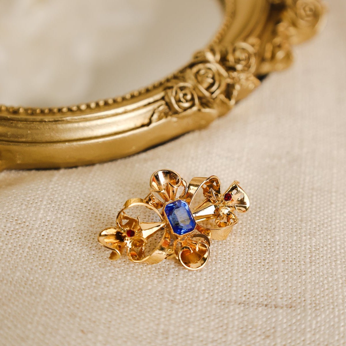 Alfinete em Ouro 19kl com Zircónias Azuis e Vermelhas - Loja do Ouro