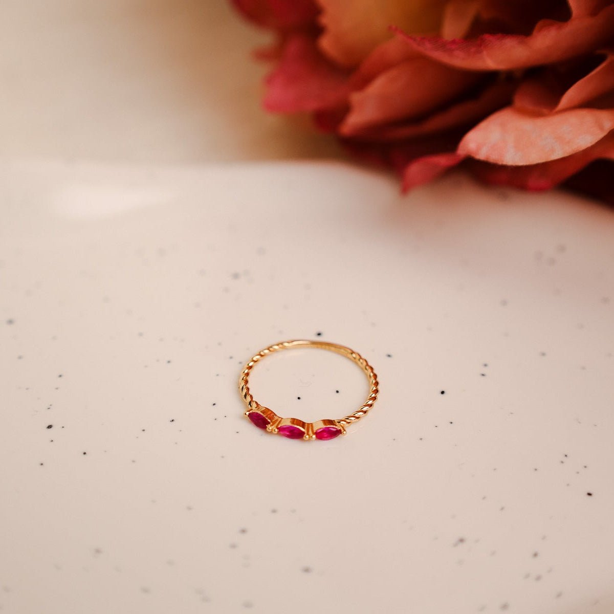 Anel Fino em Prata Dourada com Zircónias Rosa - Loja do Ouro