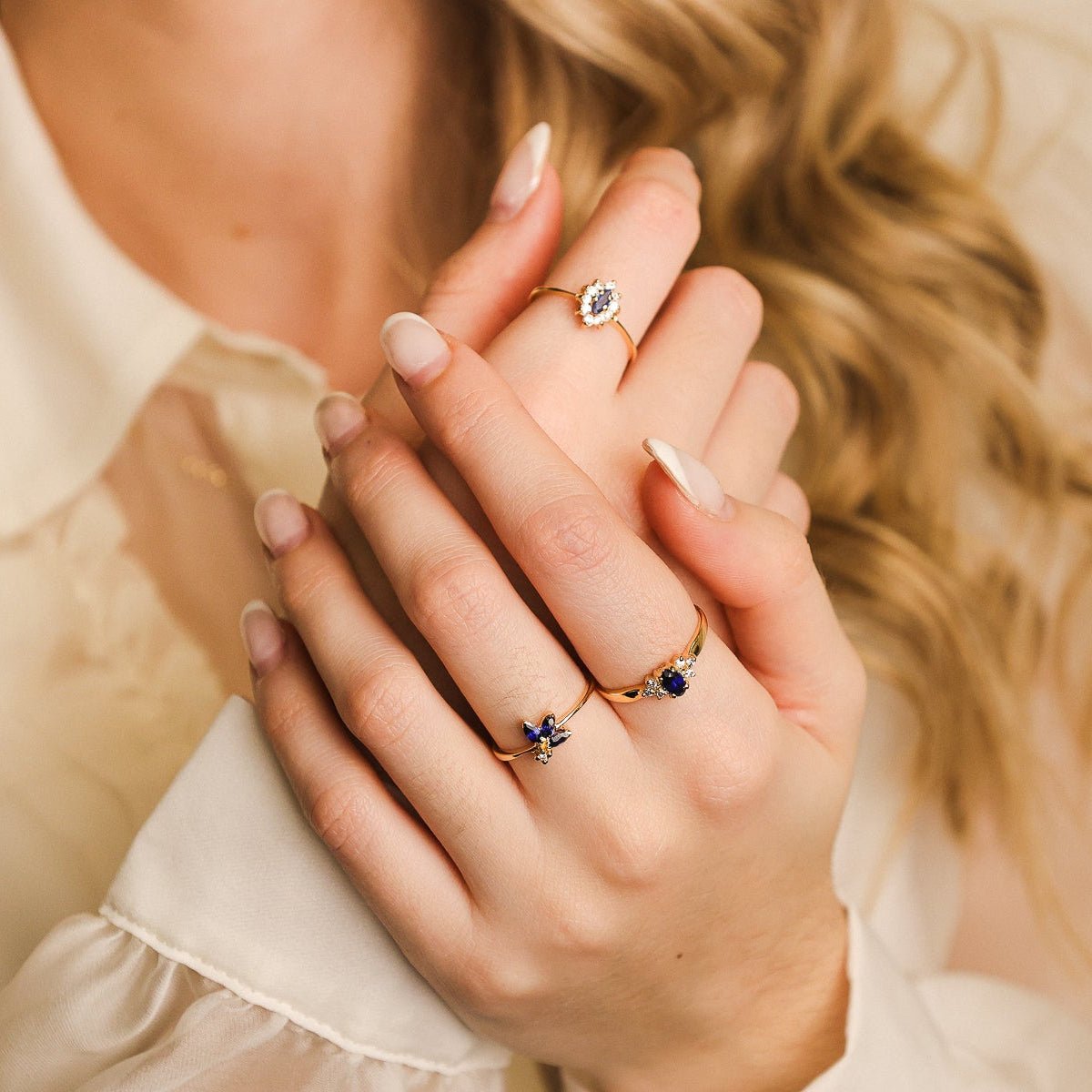 Anel Flor em Ouro 19kl com Topázio Branco e Safiras (T13) - Loja do Ouro