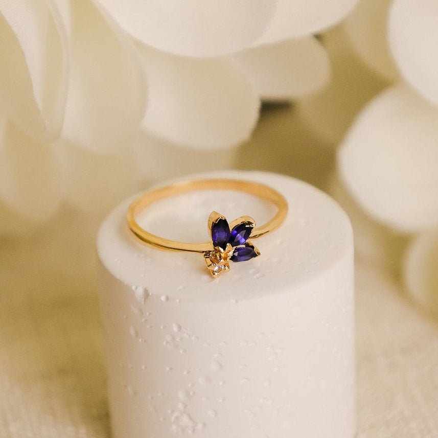 Anel Flor em Ouro 19kl com Topázio Branco e Safiras (T13) - Loja do Ouro