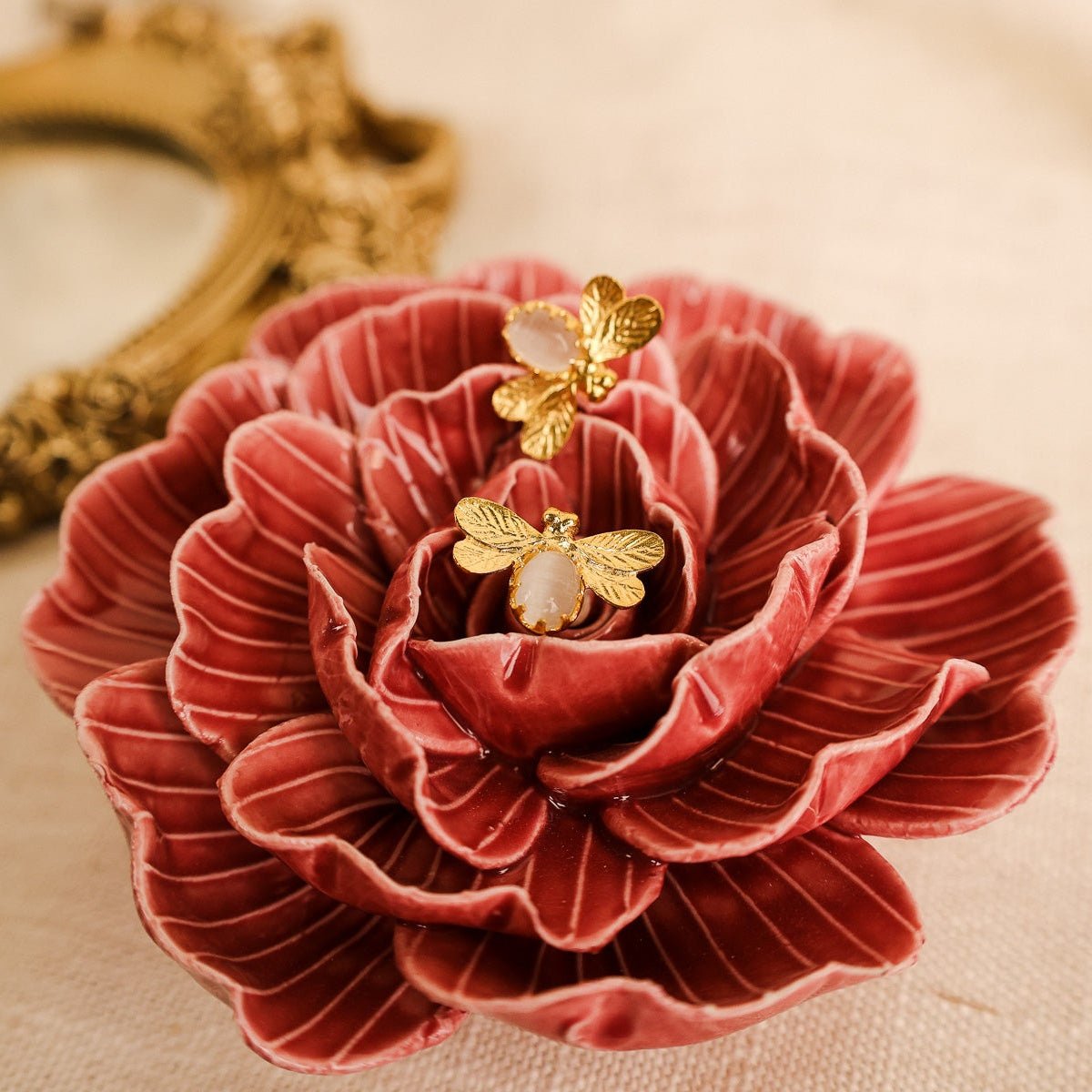 Brincos Abelha em Prata Dourada com Pedra Hidrotermal - Loja do Ouro