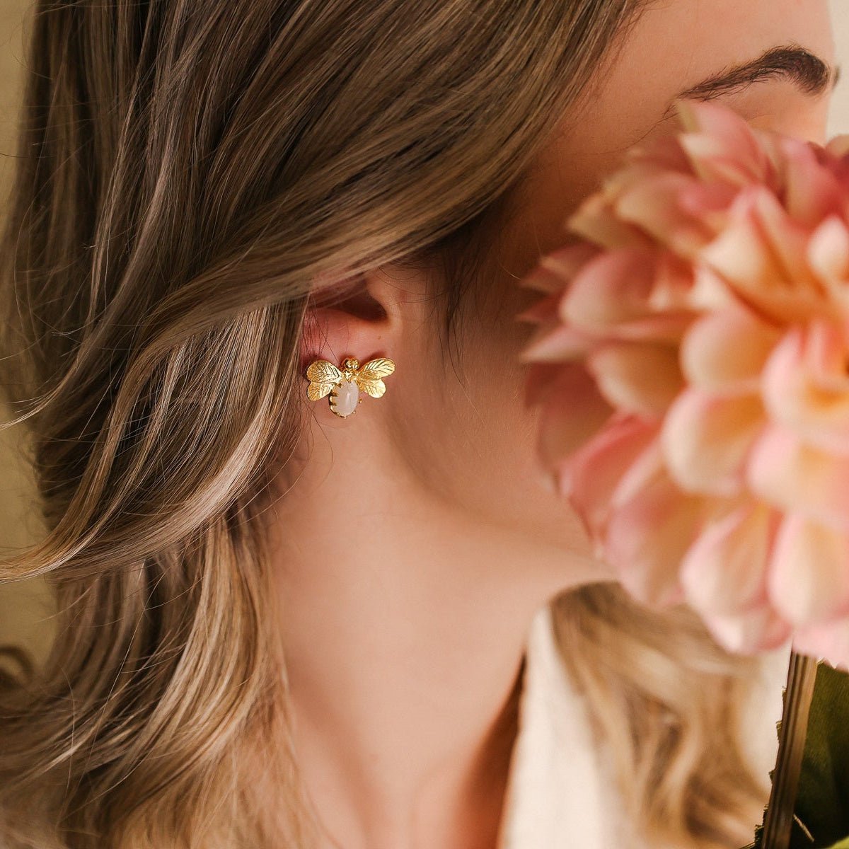 Brincos Abelha em Prata Dourada com Pedra Hidrotermal - Loja do Ouro