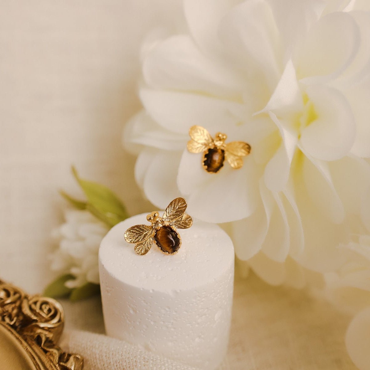 Brincos Abelha em Prata Dourada com Pedra Olho de Tigre - Loja do Ouro