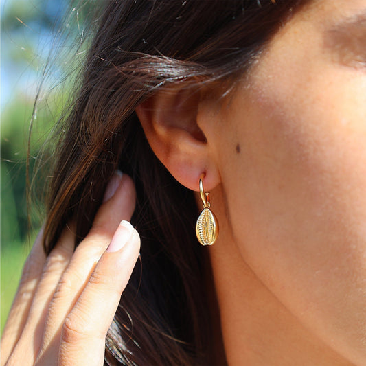 Brincos Argola com Buzio em Prata Dourada - Loja do Ouro