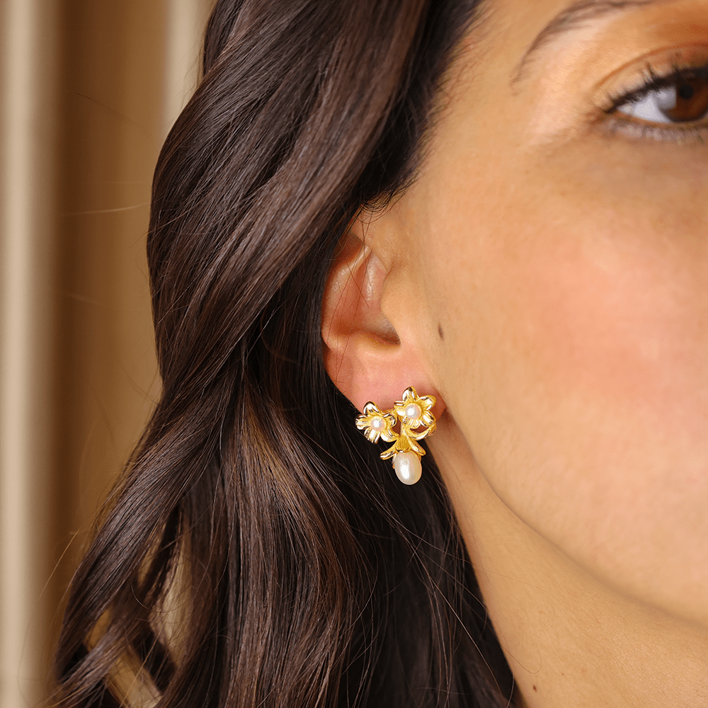 Brincos Florais em Prata Dourada com Pérolas - Loja do Ouro