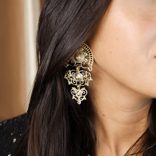 Brincos Luminis em Prata Dourada e Pérola Branca - Loja do Ouro