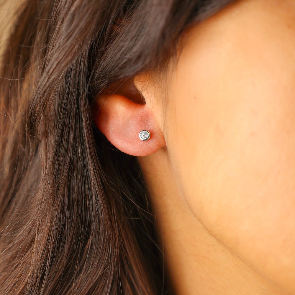 Brincos Mini em Prata com Zircão (4mm) - Loja do Ouro