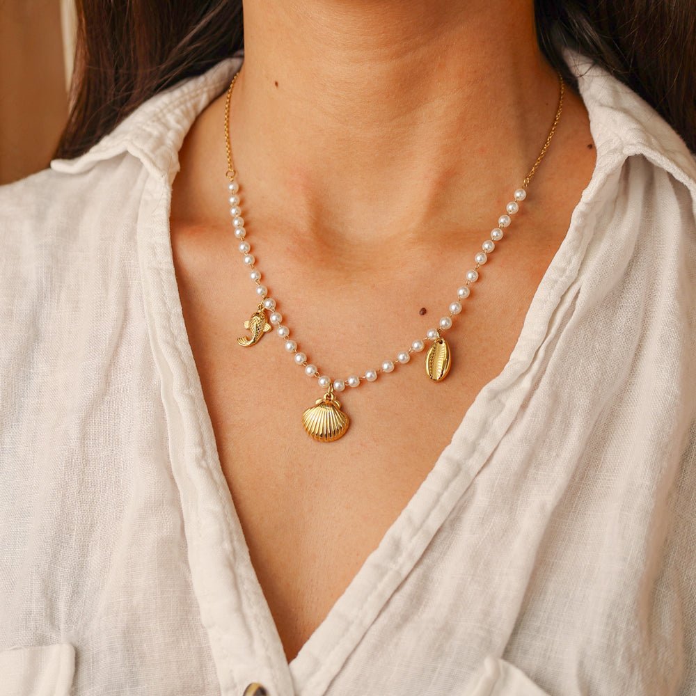 Colar Sea Pearls em Aço Dourado com Pérolas e Pendentes de Verão - Loja do Ouro