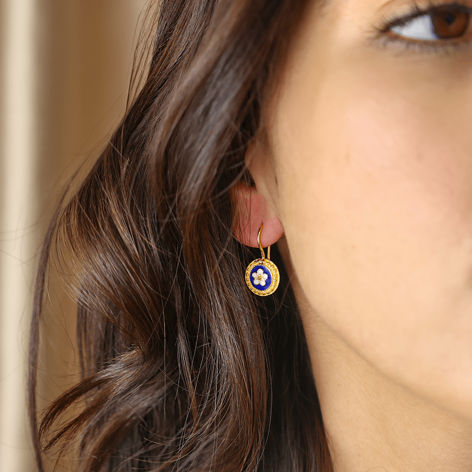 Conjunto Fio e Brincos em Prata Dourada com Medalha Caramujos Redonda Azul - Loja do Ouro