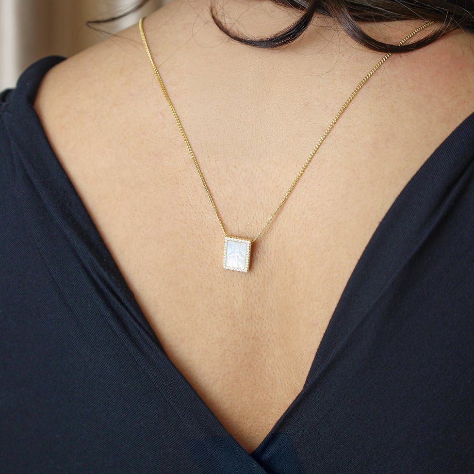 Escapulário em Prata Dourada com Imagem Religiosa em Madrepérola com Zircónias em Coração - Loja do Ouro