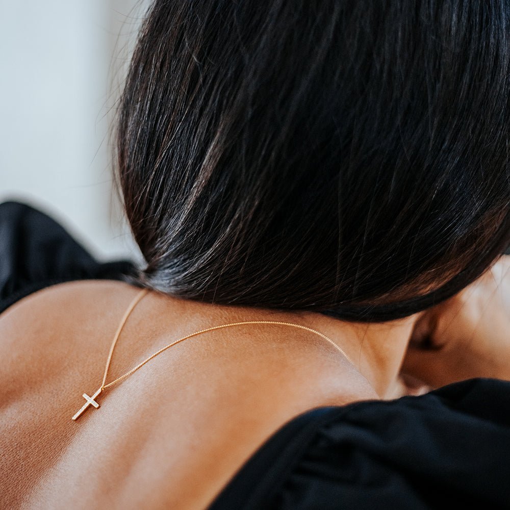 Escapulário "Family First" em Prata Dourada e Zircónias - Loja do Ouro