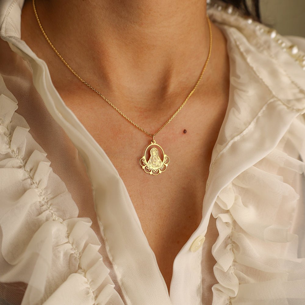 Fio Nossa Senhora do Sagrado Coração em Prata Dourada - Loja do Ouro