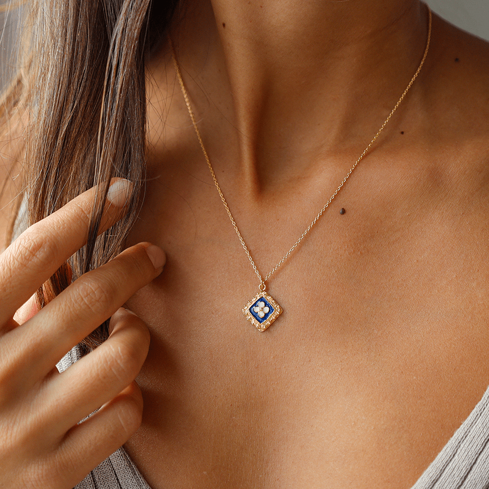 Fio Tradição em Prata dourada com Medalha Caramujos Quadrada - Loja do Ouro