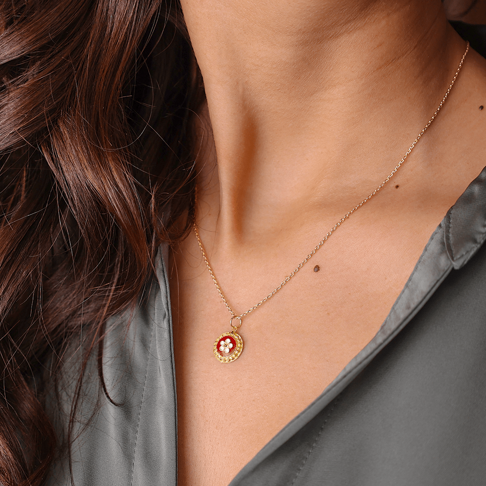 Fio Tradição em Prata dourada com Medalha Caramujos Redonda Vermelha - Loja do Ouro