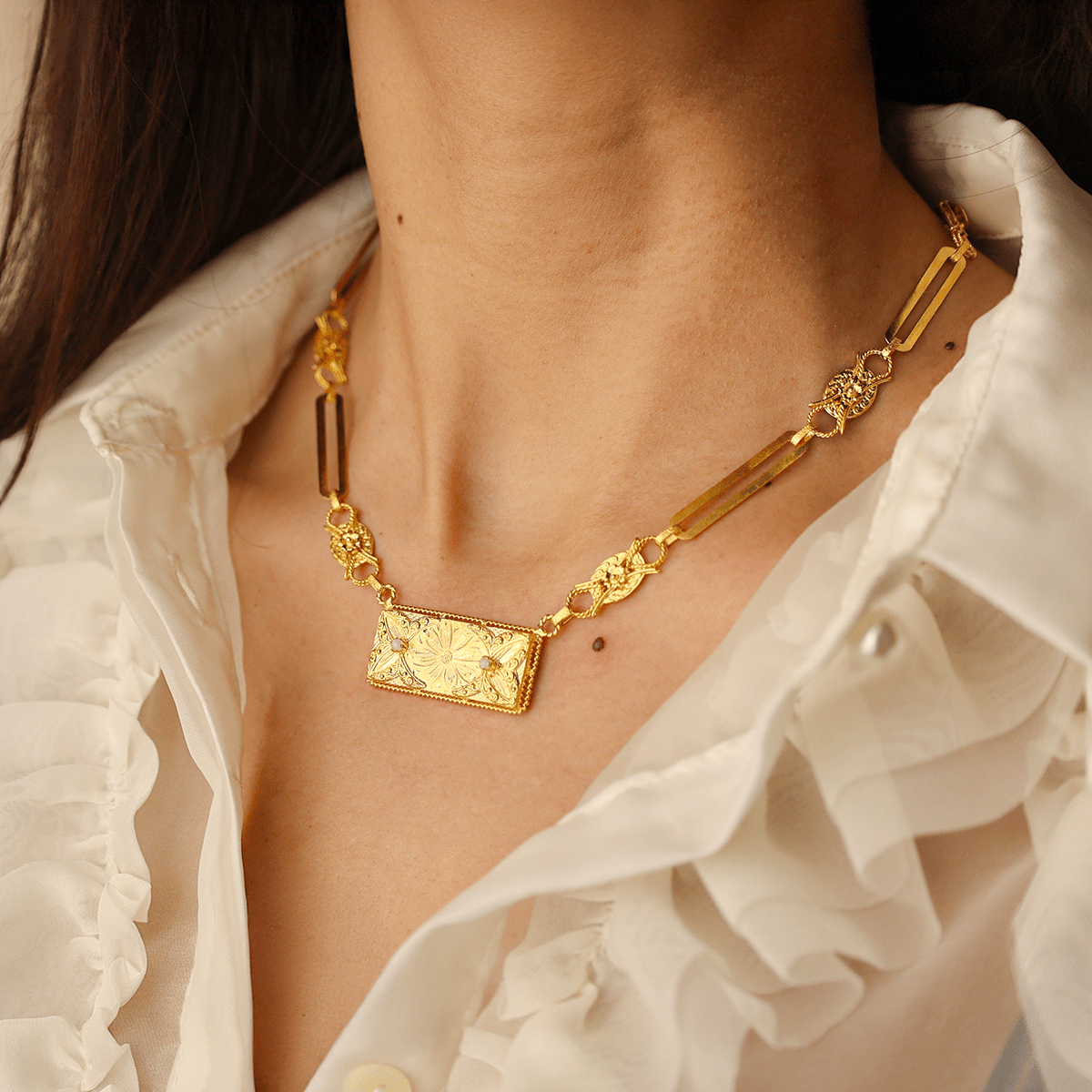 Gargantilha Dona Flor em Ouro 19kl com Medalhão Retangular (43cm) - Loja do Ouro