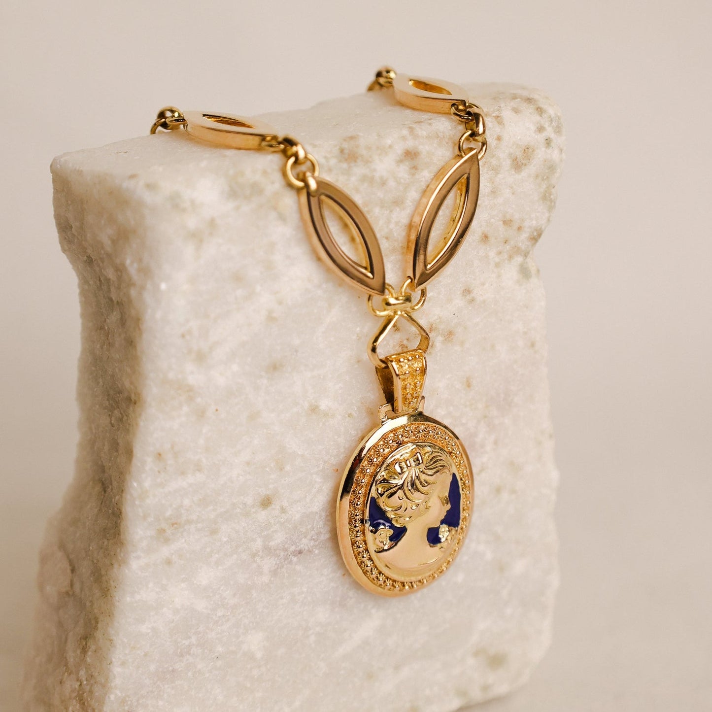 Gargantilha em Ouro 19kl com Camafeu e Esmalte Azul (45cm) - Loja do Ouro