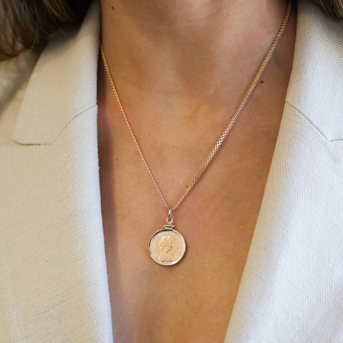 Libra Rainha Elizabeth II (1957) com Aro Simples em Ouro 19kl - Loja do Ouro