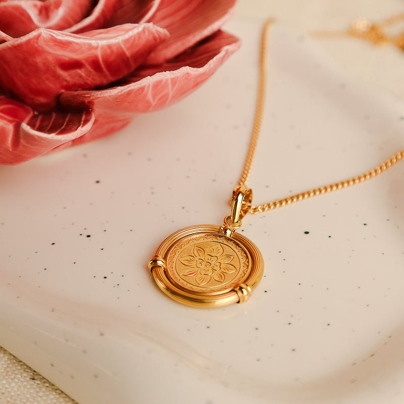 Medalha em Ouro 19kl com Flor Lapidada (2.4cm) - Loja do Ouro