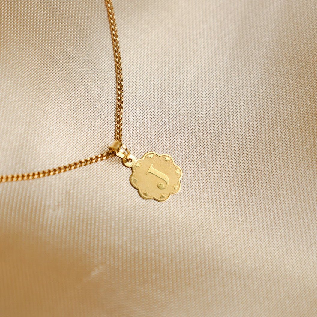 Medalha Flor em Ouro 19kl com Letra J - Loja do Ouro