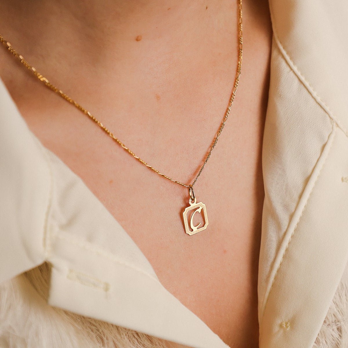 Medalha Letra C em Ouro 19kl - Loja do Ouro