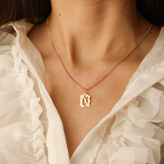 Medalha Letra N em Ouro de 19kl com Efeito Raiado (1.5cm) - Loja do Ouro