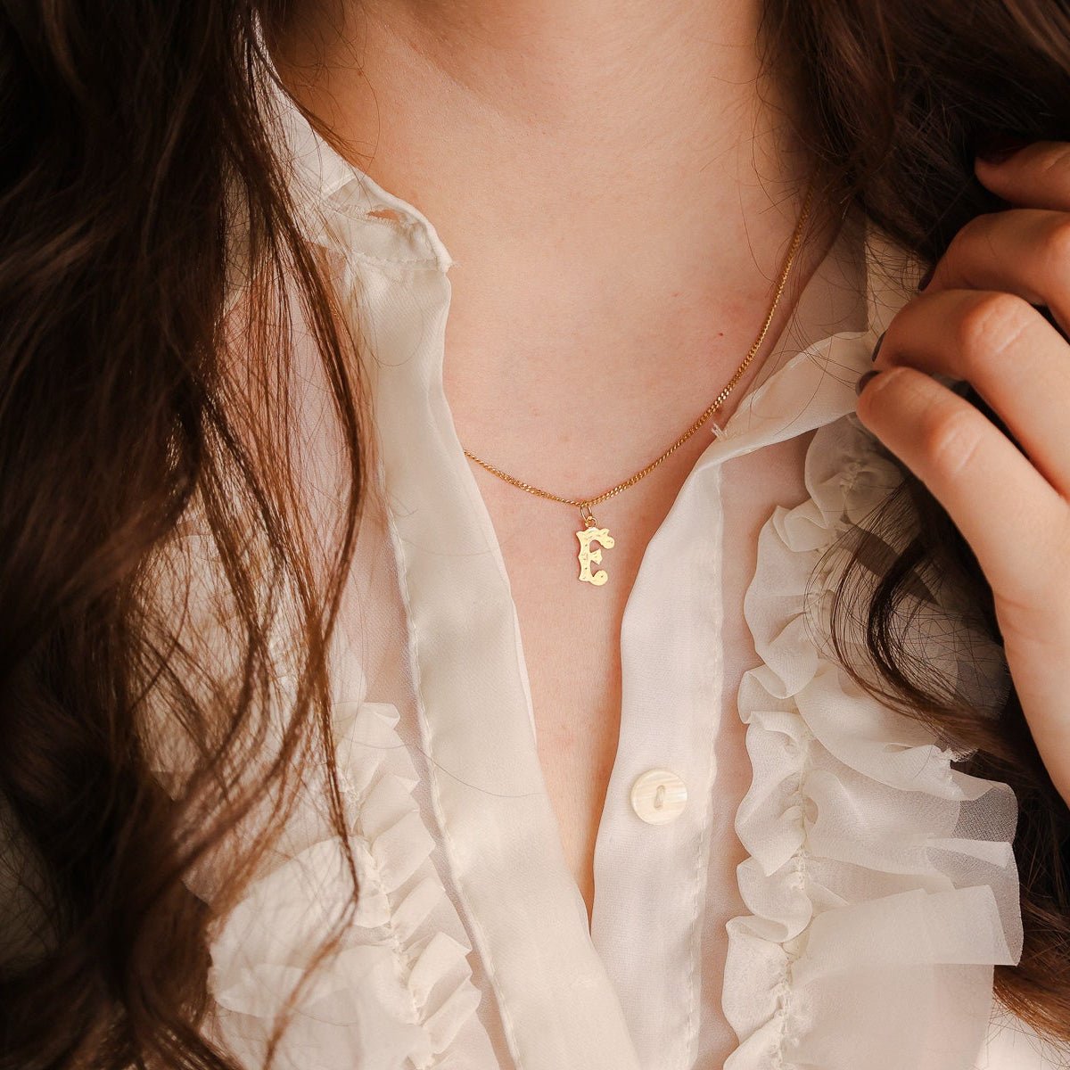 Medalha Raiada em Ouro 19kl com Letra E - Loja do Ouro