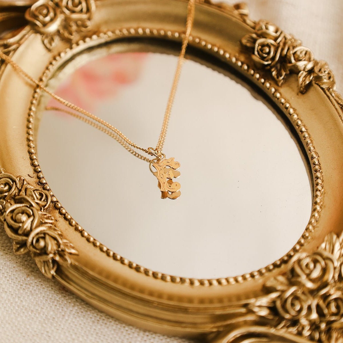 Medalha Raiada em Ouro 19kl com Letra E - Loja do Ouro