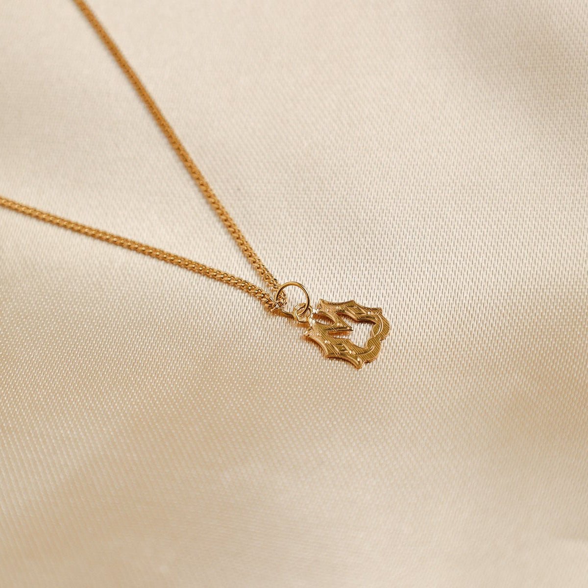 Medalha Raiada em Ouro 19kl com Letra M - Loja do Ouro