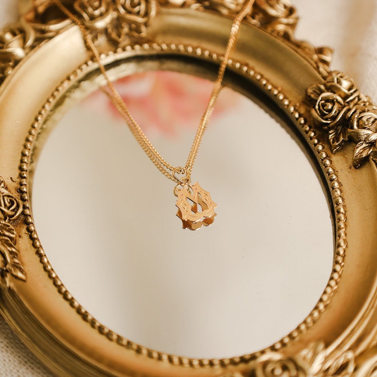 Medalha Raiada em Ouro 19kl com Letra M - Loja do Ouro