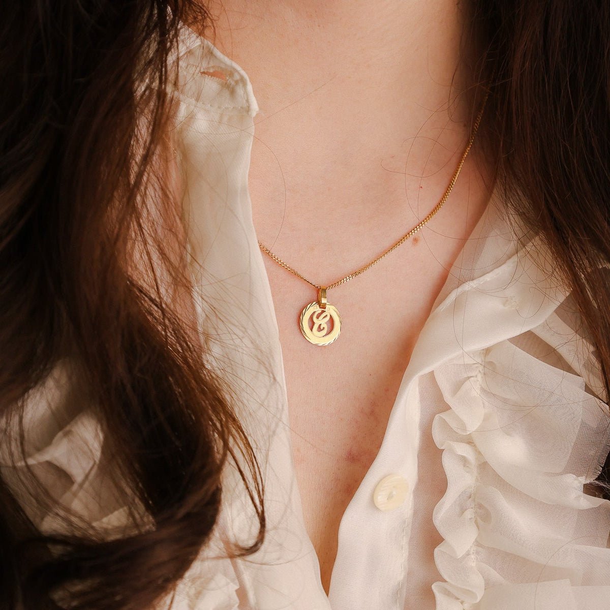 Medalha Redonda em Ouro 19kl com Letra C - Loja do Ouro