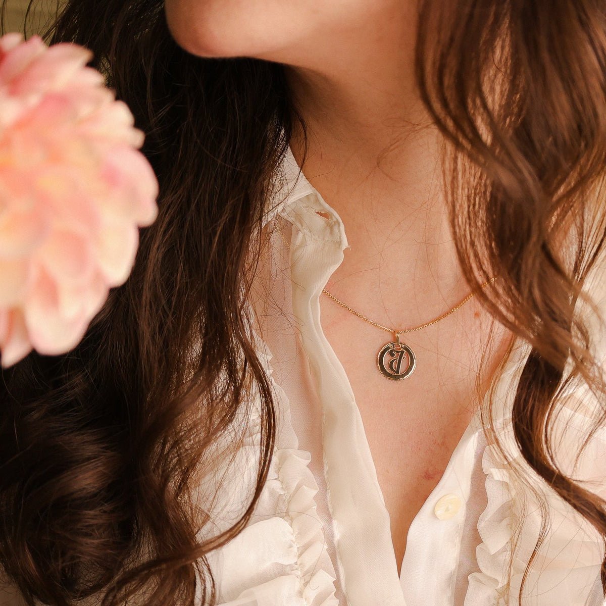 Medalha Redonda em Ouro 19kl com Letra J - Loja do Ouro