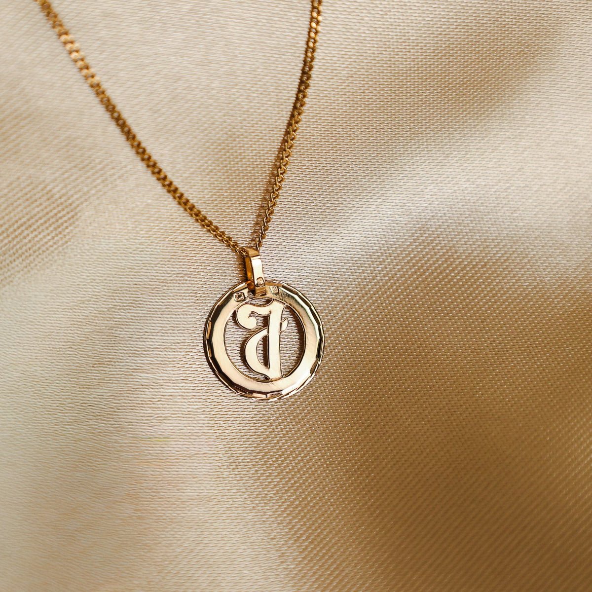 Medalha Redonda em Ouro 19kl com Letra J - Loja do Ouro