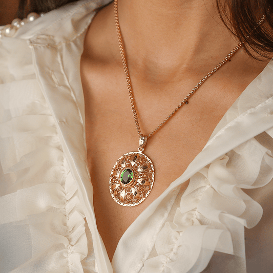 Medalha Rendilhada em Ouro de 19kl com Pedra Verde e Pedras Amarelas - Loja do Ouro