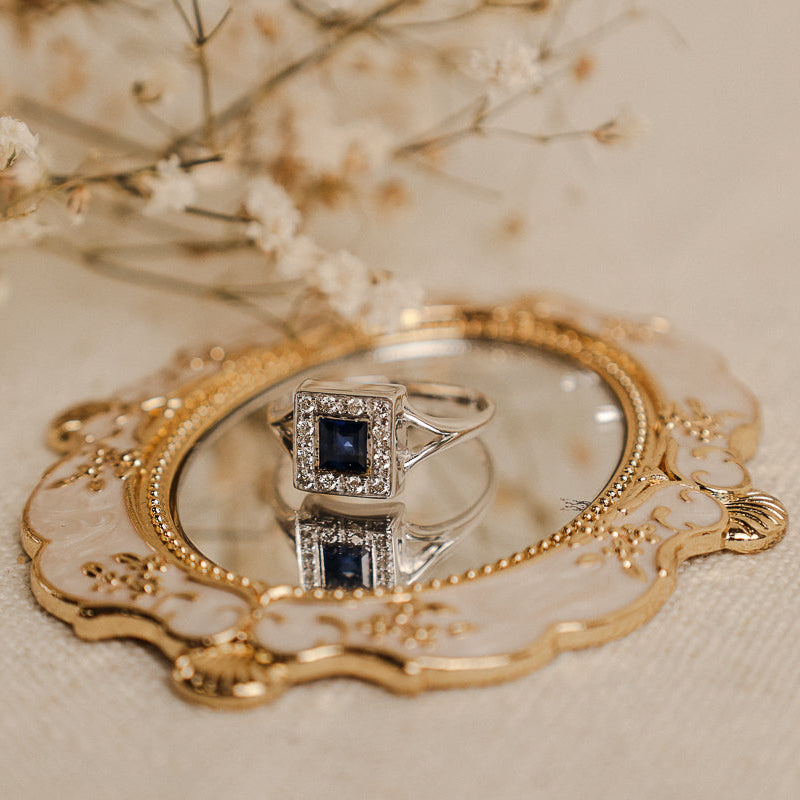 Anel Quadrado em Ouro Branco 19KL com Safira e Diamantes